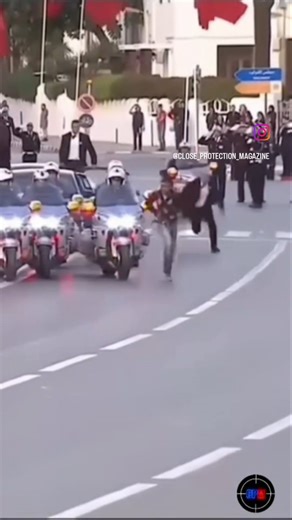 𝗧𝗛𝗘 𝗖𝗟𝗢𝗦𝗘 𝗣𝗥𝗢𝗧𝗘𝗖𝗧𝗜𝗢𝗡 𝗠𝗔𝗚𝗔𝗭𝗜𝗡𝗘 on Instagram: "🄲🄿🄼 Old but gold video! This video shows the moment a young man tries to intercept the motorcade of the King of Morocco. The bodyguards immediately chase him down to stop him."