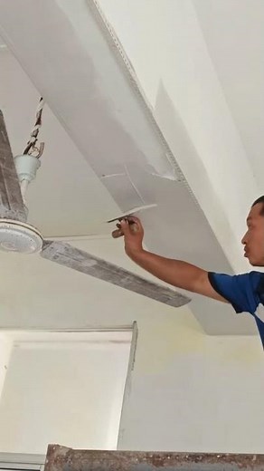 use a putty knife to apply putty, smooth out the wall with putty, repair wall defects with putty