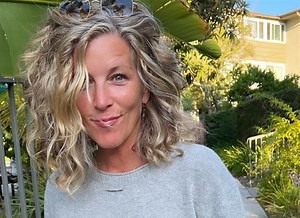 General Hospital: Laura Wright STUNS Instagram By Celebrating 52nd Birthday With Makeup-Free, Curly Hair Photos!