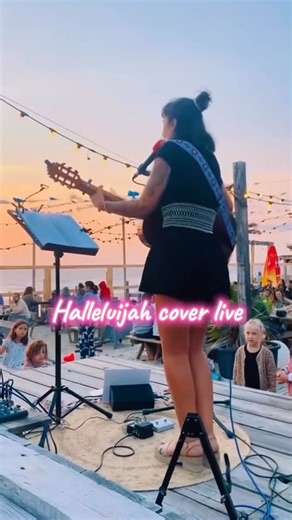 🩷Cover live extrait « Helleluijah » 🩷 Au dream beach , Biscarrosse plage 🏖️ Rdv en live tous les mardis de l’été au dream beach, plage sud à 19h☀️ Merci @collages_de_marie33 pour la vidéo 🫶🥰 #music #love #live #instagood #singersongwriter #artist #video #livemusic #concert #432hz | Alice Flore