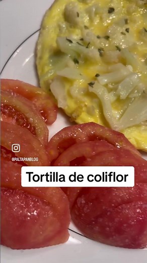 ¡Qué rica es la coliflor! Aquí les dejo una receta deliciosa, que se prepara al toque y con pocos ingredientes. Solo necesitan 2 huevos batidos, 1 taza de coliflor picada y cocida, sal, orégano al gusto y aceite de oliva para dorar. A mi me gusta hacerla así porque me encanta como queda el huevo al dente y no tan cocido. Pero si prefieren pueden voltearla. Eso si, básico tener una sartén que no se pegue nada. La acompañé con tomate y full limón 🙌 Me cuentan si les gusta la idea. #coliflor #rece