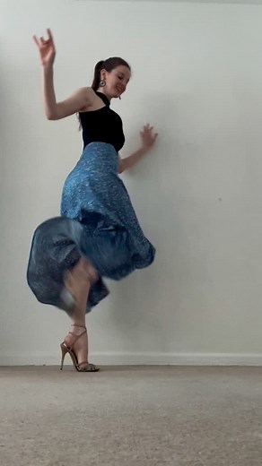 A classical Sunday vibe 🎶🩵🌸 #tango #tangoargentino #argentinetango #tangodance #tangotime #tanguera #tangueras #ladiestechnique #tangoworld #tangohamburg #tangoinhamburg #dance #dancer #dancing #sundayvibes #dancelife #hamburg #womanpower #タンゴ #tangowomentechnique #tangomusic #tangogermany #tangodeutschland #tangoeurope #colecciónberlin #dancewear 👗 @coleccionberlin | Maude Andrey