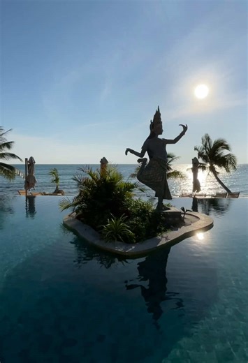 Visiting Koh Rong island was the highlight of my trip to Cambodia. Apsara Resort Koh Rong @apsararesort_kohrong had Everything that I love: two gorgeous pools, endless beach and ocean views, true peace and quiet, all wrapped in dreamy decadence and elegance. Made more special by the kind and welcoming resort team 🙏🏽✨