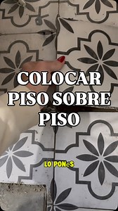 157K views · 10K reactions | EL TUTORIAL DEL AÑO El porcelanato símil calcáreo es de @ceramicapiu y el pegamento para pegarlo sin tener que sacar el piso viejo es el ultraflex de @construccionsinteplast que también se puede usar si tenes losa radiante. Les ama…#mamialbañil #diy #tutorial #antesydespues #satisfying #kitchen | Mami Albañil | Facebook