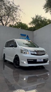 Toyota Noah GS Sport 2012/13 •Motor 2.0cc Valve Matic 4x2 •Automático secuencial en el volante •Doble techo solar corredizo •llaves SMART •Puerta trasera automática •Cámara de reversa •Radio USB Bluetooth •TV trasero •Asientos en cuero •Tres hileras de asientos •Llanta Deportiva •Cubiertas nuevitas •4 frenos a disco •Suspesion deportiva GS •Doble salida de escape •Xenon se fabrica •Busca huellas •Leds auxiliares originales del GS •Retrovisor con señalero •A/C Frío y caliente •Precio contado 68.0