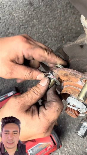 Installing a new lug nut without any special tools #mechanics #cars #workshop