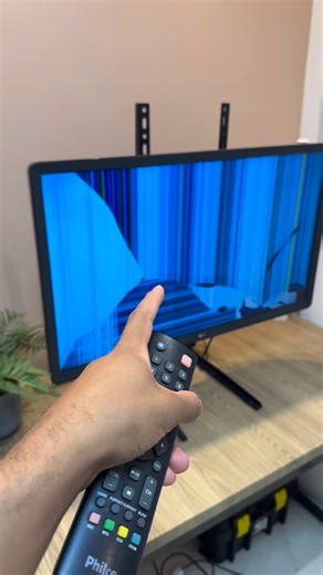 Conseils Flash on Instagram: "Comment transformer votre vieille TV en Smart TV avec un simple câble USB #SmartTV #TutorielTV #CâbleUSB #AstuceTech #VieilleTélévision TransformerTV OfficialDroid TechAstuce EconomieArgent Télécommande TechTips DIY Technologie"