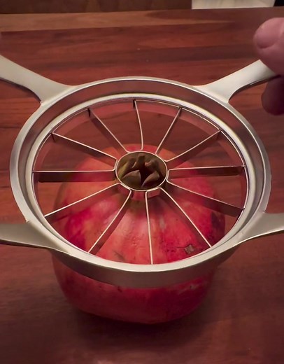 How to Juice a Pomegranate Using a Metal Juicer