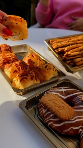 لـأول مـرة 🚨 فطـار في منـوف ومن السـاعة 7 مش بس كدا عملنالك بـاكدچات لـ المخبوزات مع المشروبـات🤍🍃 أجـواء هتعيشـها لأول مــرة في منـوف كمـل الفيـديو واسألنا عن منيو الكافيه في الكومنتات 👇 | حلواني علي بابا - Ali Baba Pastry