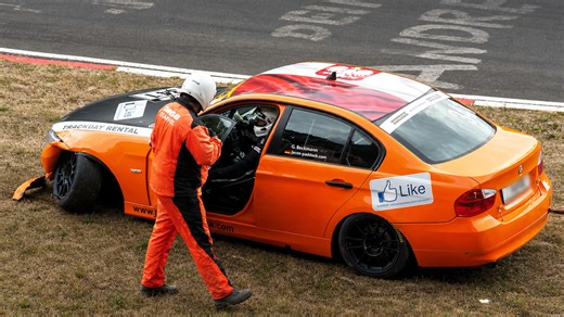 Gros accident : une BMW endommagée après un moment de course intense