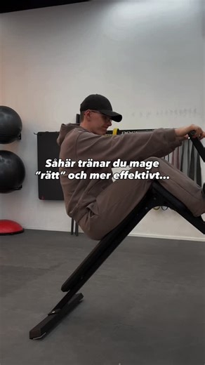 Mathias Coox | Online Coaching on Instagram: "Träna magen rätt och mer effektivt?🧐 Magens funktion (dom raka bukmusklerna) är alltså att böja i ryggraden. Vilket är lätt att miss och man jobbar istället väldigt mycket med sin höft. Vilket självklart kan vara okej om du vill träna höften? Men jag antar att du om du kör mage från första början så är målet att träna magen och inte din höft?🙈 Därför blir det en viktig att fokusera på att just ”böja” om du har som mål att träna magen."
