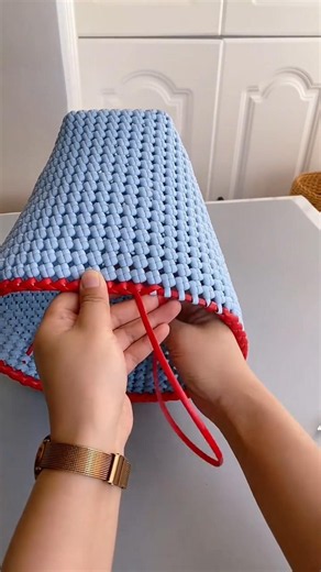 The knot at the mouth of the bucket!! It depends on the skill of the finishing work.