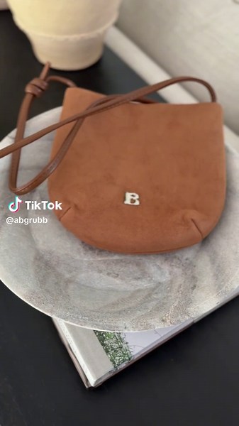 This suede hobo crossbody is giving effortless luxury without trying too hard 🤎 The soft suede look, minimalist shape, and easy everyday size make it one of those bags that instantly pulls an outfit together. Perfect for casual outfits, travel days, coffee runs, or summer styling.