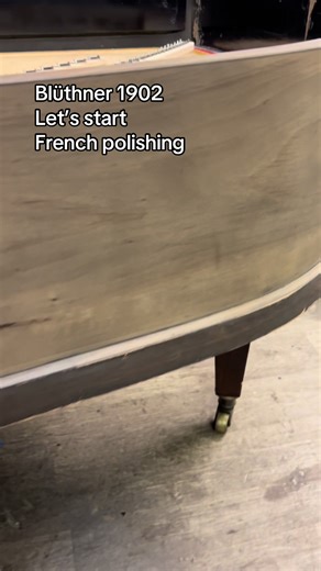 Blüthner 1902. After repair soundboard let’s start french polishing on the case before rest the frame inside …🎶… Commençons le vernis tampon sur la caisse avant de reposer le cadre en fonte, c’est plus pratique ! #piano #vernistampon #reparationpianoianorestorer #pianotechnician