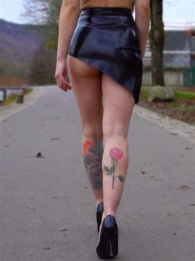 A new Aphrodite video drops at 5PM on the YouTube channel. This dynamic edit features her wearing our asymmetrical latex skirt paired with a matching bra. In this preview, she walks away from the camera with confidence and style. Don’t miss the full video when it goes live. Une nouvelle vidéo d’Aphrodite sort à 17h sur la chaîne YouTube. Ce montage dynamique la met en valeur avec notre jupe asymétrique en latex associée à un soutien-gorge assorti. Dans cet avant-goût, elle marche de dos avec une