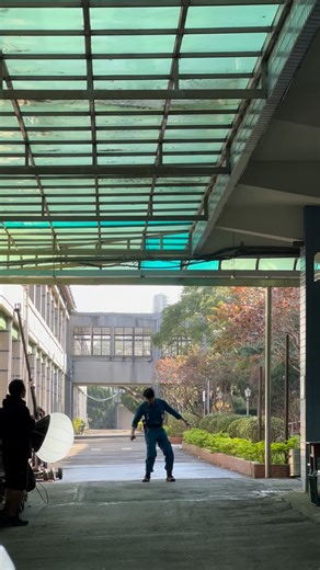 劉以豪 Jasper Liu 류이호 on Instagram: "才想起來….當時到底在幹嘛。記得是在追吉娃娃但鞋子太大在等鞋子的時候不知道哪根筋不對…😅😅😅一月好像有時間 你們會在哪裡滑呢？？？有沒有地方能讓我加一 #snowboarding #滑雪中毒者"