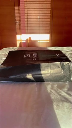 Desempacotando história! 🥾✨ Hoje vamos fazer o unboxing com a @yoedadacosta, de um verdadeiro relicário de estilo e memória. Cada detalhe revela o charme de uma época que não volta mais, mas que continua vivo em cada passo. Cria também o seu unboxing de um produto @seaside_angola para entrar na #trendingvideo #unboxingvideo #estilovintage #HistóriaNosPés ##trendingvideo #destaquesdasemana #Estilo #calçados #viral_video #FashionTrend #seaside #tik_tok #Calçados #FashionTrends