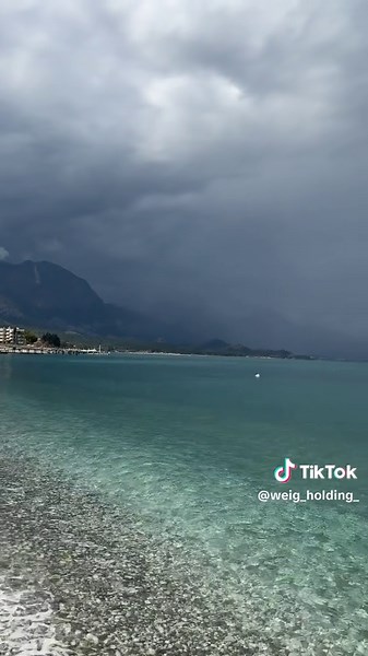 Le voyage n’est pas seulement le fait de quitter un endroit pour en rejoindre un autre. Il est une manière de se découvrir, de grandir et de regarder le monde avec des yeux nouveaux. Chaque voyage nous éloigne, pour un temps, de ce que nous connaissons afin de nous rapprocher de ce que nous ignorons encore. On part parfois avec une valise pleine de vêtements, mais on revient avec une valise invisible remplie de rencontres, de souvenirs, de leçons, de silences, de découvertes et de nouvelles pers