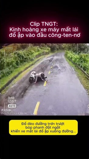 Clip TNGT: Kinh hoàng xe máy mất lái đổ ập vào đầu công-ten-nơ