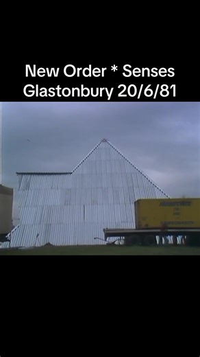 #NewOrder performing #Senses #glastonbury CND Festival 1981. Safe to say the Festival has changed a wee but over the years. This vid is of a band finding their feet slowly. Aided and abetted by a few drinks. Raw but fucking ace 💚 The event or at least some of it was filmed by #TonyWilson #RobGretton and the roadies 😊