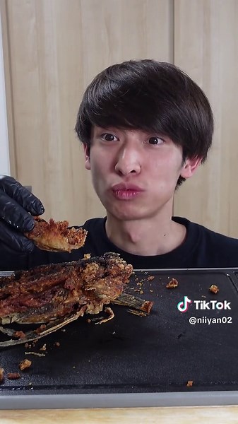 ホウボウの唐揚げ丸ごと食べるシーン