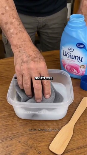 Dirty Mattress? Try This Salt + Baking Soda Cleaning Hack 🛏️✨#MattressCleaning #CleaningHacks