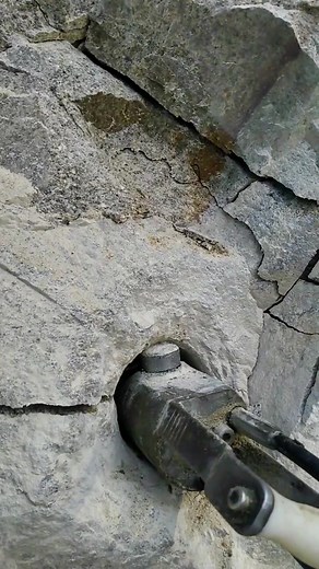 Split hard rock.#rockbreaking #pistonrocksplitter