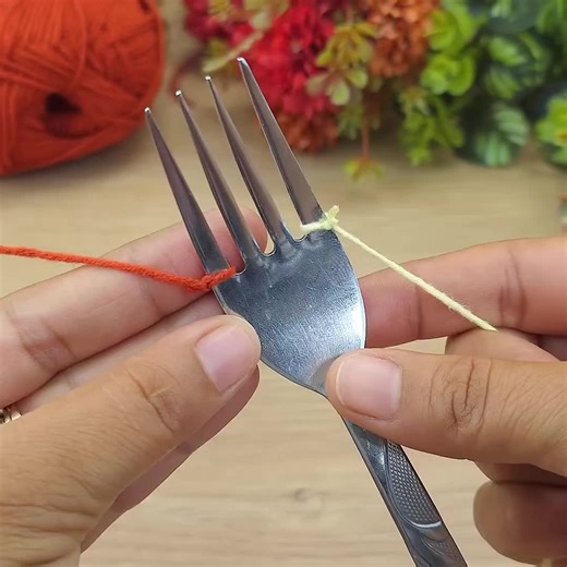 Description of the new model made with a loop thrown on a two-colored fork #Crochet #Knitting #Design