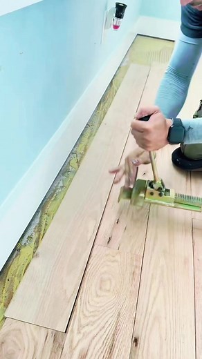 878K views · 4.1K reactions | how to install last board on hardwood flooring skills #tips #contruccion #viralvideo #fypviralシ #flooring #skills | COnstructionnZ | Facebook
