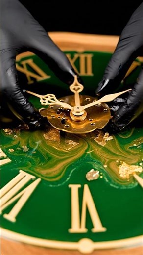 DIY Emerald Green & Gold Epoxy Resin Clock Tutorial. #DIYHome #EpoxyResin\r#clockmaking
