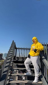 Ahuevo que Simón” sonando 🎶 sudadera amarilla, cielo azul, flow relajado y actitud. 💛💙 | Simpson Ahuevo