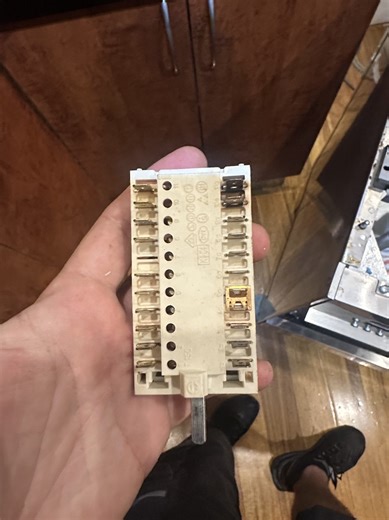 🔥 Delonghi Oven Back in Action! Oven had a faulty selector switch and top element. Replaced the selector switch assembly and the top heater element. Tested everything—working perfectly again! 👌✨ 💡 Tip: If your oven settings flicker or certain functions stop heating, the selector switch is often the culprit. Get it checked early to avoid bigger repairs. #DelonghiOven #OvenRepair #ApplianceTech #KitchenFix #TradieLife #HomeMaintenance #FixedRight | Wise Appliance Service Adelaide