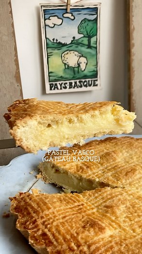 Claudia Romero 🥖🇦🇷 on Instagram: "❤️PASTEL VASCO o GÂTEAU BASQUE hoy preparé este tradicional simple y delicioso pastel en honor a mis antepasados vascos ! Mi bisabuela Juana, vasca francesa nacida en Saint Jean de Luz y mi bisabuelo de Azpirotz ( Navarra ) El nombre en euskera es “euskal pastela” o etxeko biskotxa” que significa pastel de la casa y te va a encantar ! MASA: Harina 0000 350 grs @harinastassara Azúcar 140 grs Manteca / mantequilla fria 170 grs Huevos 2 Sal 1 pizca Polvo de horn