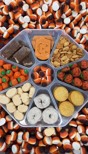 154K views · 1.6K reactions | 朗Let’s make a pumpkin-themed platter for National Pumpkin Day!朗 #reels #viral #satisfying #asmr #explorepage #candies #funny #platter #halloween | Poppin Candy | Facebook