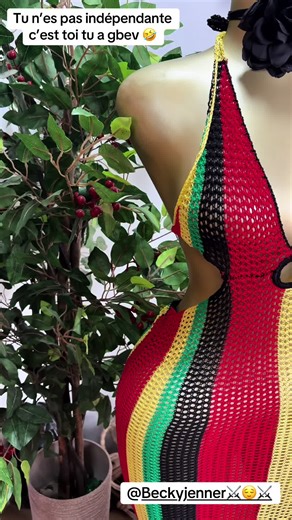 🇯🇲 Couleurs qui dansent, esprit qui s’enflamme. Cette robe de plage aux teintes jamaïcaines fait rayonner ton énergie et ton style sous le soleil. ☀️💃🏝️ VibesJamaïcaines #RobeDePlage #TropicalStyle #CouleursDuSoleil #BeachVibes #SummerEnergy