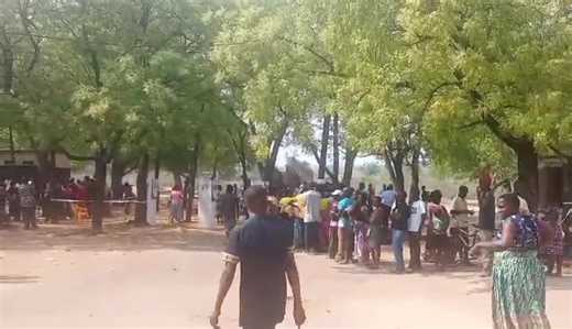 #Times360Malawi #MalawiDecides2025 #MalawiElectoralCommission #GeneralElectionsMalawi Yemwe akuimila ngati phungu woyima payekha m'dera la kum'mwera kwa boma la Chikwawa, a llyas Karim, atsindika zakufunika koti andale avomeleze zosatila za chisankho, kapena kutsatila ndondomeko zoyenera ngati asakukhutila ndizosatila. Poyakhula pamene anaponya voti pa sukulu ya pulayimale ya Makande m'bomali, iwo ati akhulupilira kuti izi zithandizila kulimbikitsa bata ndi mtendele m'dziko munu nyengo ino ya ch