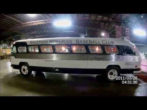 JACKIE ROBINSON TRIBUTE BUS 1947 FLXIBLE CLIPPER