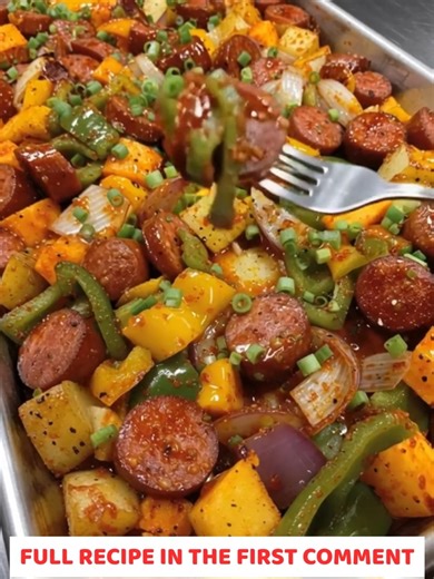 🌭🥔 Kielbasa Sheet Pan Dinner 🫑✨ Smoky kielbasa roasted with colorful vegetables and potatoes for an easy one-pan family meal. INGREDIENTS: 1 lb beef kielbasa, sliced 4 large potatoes, cubed ...... Full Recipe in Coʍmеոτ 💬 | Recipes by Padma
