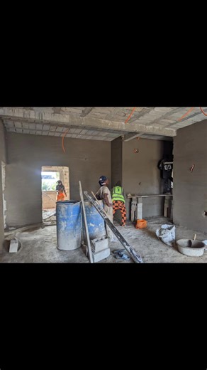 [𝐀𝐔 𝐂Œ𝐔𝐑 𝐃𝐔 𝐂𝐇𝐀𝐍𝐓𝐈𝐄𝐑] : 𝐋𝐀 𝐕𝐈𝐋𝐋𝐀 𝐍𝐄𝐔𝐕𝐄 𝑳𝒆 𝒄𝒓𝒆́𝒑𝒊𝒔𝒔𝒂𝒈𝒆 Ce qu’il faut savoir d’un crépissage qui réussit, est qu’il ne se ne se fait jamais dans la précipitation. Au-delà d’être vu comme une phase quelconque dans tout process de construction, pour nous à Faithful & Partners Group, il représente un élément essentiel de la phase de finition, contribuant au rendu final et à la beauté du bâtiment. Pour cela, nous y accordons toute notre attention, et c’est la rai