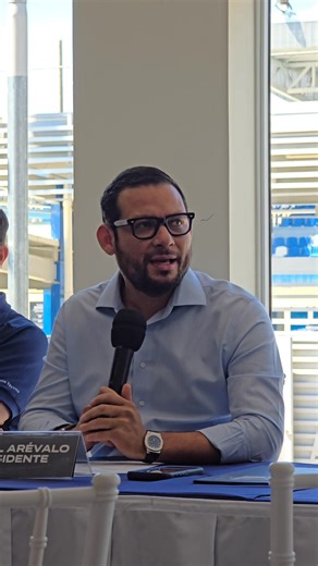 🎾🌊 LA NUEVA OLA DEL TENIS SALVADOREÑO El crecimiento histórico que vive el tenis en El Salvador está empujando a mirar más lejos y a pensar en grande. Más jugadores, más torneos, más talento… y ahora, más espacios para construir nuevas canchas de tenis. Desde las comunidades hasta los grandes escenarios, el tenis sigue ganando terreno y demostrando que ya no es un deporte de pocos, sino una disciplina en expansión que necesita nuevos espacios para seguir creciendo. 🇸🇻🎾 La ola ya está en mov