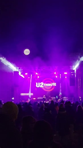 Krekov trg nocoj odmeva v ritmih skupine U2 Tribute. 🎶 #pravljičnocelje2025 #europeancapitalofchristmas #pravljičnocelje #visitcelje #celje #U2tribute | Visit Celje