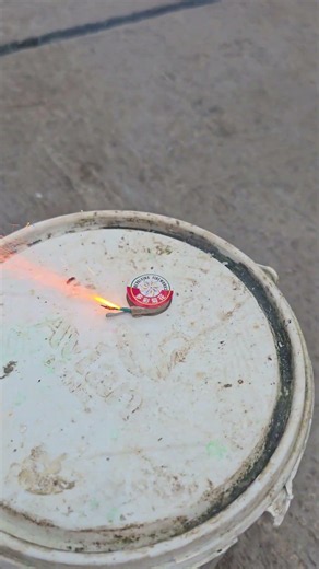 Small spinning firecracker #experiment #fireworks #satisfying #crakers