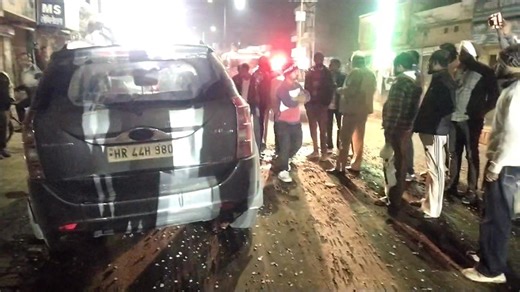 ऐलनाबाद शहर की सिरसा रोड पर हरचंद का बास क्रासिंग के पास आज सोमवार रात करीब साढ़े नौ बजे एक तेज रफ्तार महेंद्रा XUV 500 गाड़ी नम्बर HR44H-9807 अचानक अनियंत्रित होकर सड़क पर पलट गई। यह गाड़ी सिरसा की ओर से ऐलनाबाद शहर में आई थी। इस हादसे में गाड़ी जहां बुरी तरह से क्षतिग्रस्त हो गई वहीं गाड़ी में सवार एक युवक को चोटें आई है जबकि दूसरा बिल्कुल सुरक्षित है। वहां से गुजरने वाले राहगीरों ने गाड़ी को सीधा करवाकर उसमें से दोनो युवकों को बाहर निकाला। घटना की सूचना पाकर पहुंची एम्बुलेंस घायल युवक को अस्पताल ले 