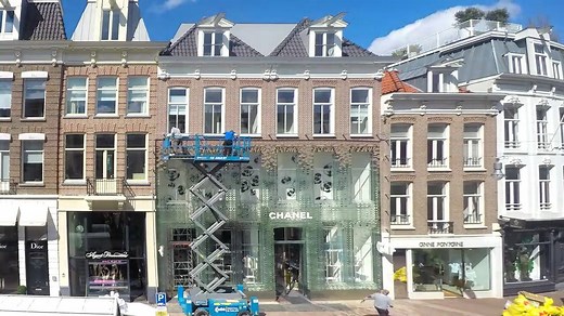 They Crystal Houses located on Hooftstraat is Amsterdam is a Chanel flagship store with a stunning facade made entirely out of glass. Conceived by MVRDV, it was developed within a broad team that includes glass manufacturer Poesia. Discover more about the making of the Crystal Houses and the materials behind the dazzling result: http://materia.nl/material/glass-brick-by-poesia/ | MaterialDistrict
