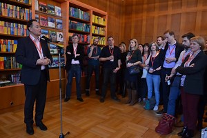 Last week around 100 editors from more than 50 Nature titles met at our Berlin office to discuss key issues in the field of publishing. On Tuesday we held an event at FU Berlin. After greetings by Prof Dr Günter M. Ziegler, President of FU Berlin, and Dr Stefan von Holtzbrinck, CEO of the Holtzbrinck Publishing Group, it was time for two expert panels. The panelists, including Dr Magdalena Skipper, Editor in Chief of Nature, discussed open science and artificial intelligence. | Springer Nature
