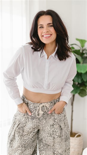 HALFTEE Layering Fashions on Instagram: "Let’s face it, full-length shirts come with a lot of hassle - tugging here, adjusting there, and dealing with bulk. At Halftee, we’re all about simplicity. Our signature band ensures you can wear our tees comfortably without any fuss. #layeringhacks #chic #halftee #womensupportingwomen"