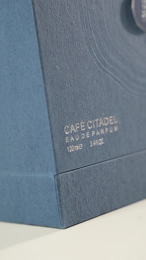 Savor Bold Elegance with Café Citadel – A Signature Scent! ☕✨ Experience Café Citadel by Hamit Merat Kashani – a rising star in perfumery renowned for its bold, modern composition. This sophisticated fragrance opens with a vibrant blend of Davana, Italian Bergamot, Pink Pepper, and Spanish Cistus, evolving into a luxurious, long-lasting aroma. A perfect balance of freshness and warmth from the Perfumista collection, designed to leave a lasting impression. 🍊 Top Notes: Davana, Bergamot (Italy), 