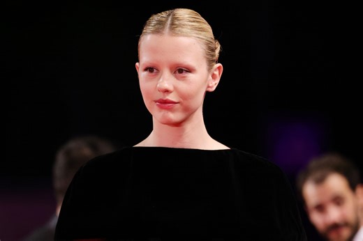 Mia Goth: Klage, weil sie Statist gegen den Kopf getreten haben soll