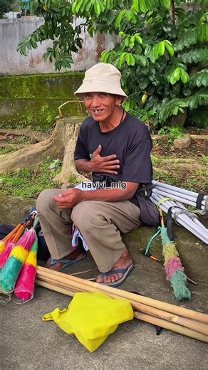 Gak tega liat kalau ada yg jualan keliling spt ini apalgi sudah sepuh,bantu gaes dibeli krn blm tentu mereka keliling seharian ada yg beli,sdh banyak yg ak temukan rata2 sehari laku paling hitungan jari bahkan ada yg gk laku sm sekali,kasian begitu kerasnya perjuangan mereka hanya untuk mencari sesuap nasi,smg bpk ini di lancarkan rezekinya Aminn #fyp #berbagi #haviviberbagi #viraltiktok #malang