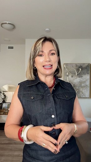 13K views · 1.4K reactions | Hoy te comparto dos fórmulas fáciles para crear atuendos perfectos para clima frío: capas inteligentes, texturas que abrigan y ese toque chic que nunca falla. ❄️✨ ¿Con cuál fórmula te quedas tú? #InviernoChic #EstiloAtemporal #ModaMujer50Plus #EleganciaEnFrío #MujerConEstilo | Gloria Gonzalez Unique | Facebook